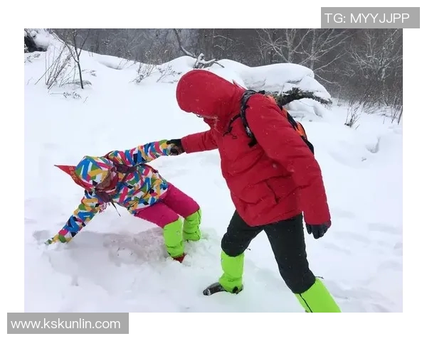 足球明星情侣共度夏日清凉时光泳池畅游甜蜜瞬间尽显浪漫情怀